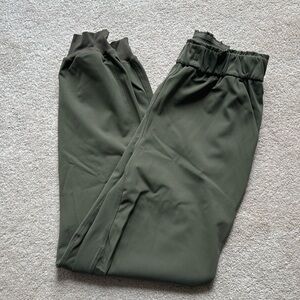 Stretch High Rise Joggers 
Size 6
Lululemon